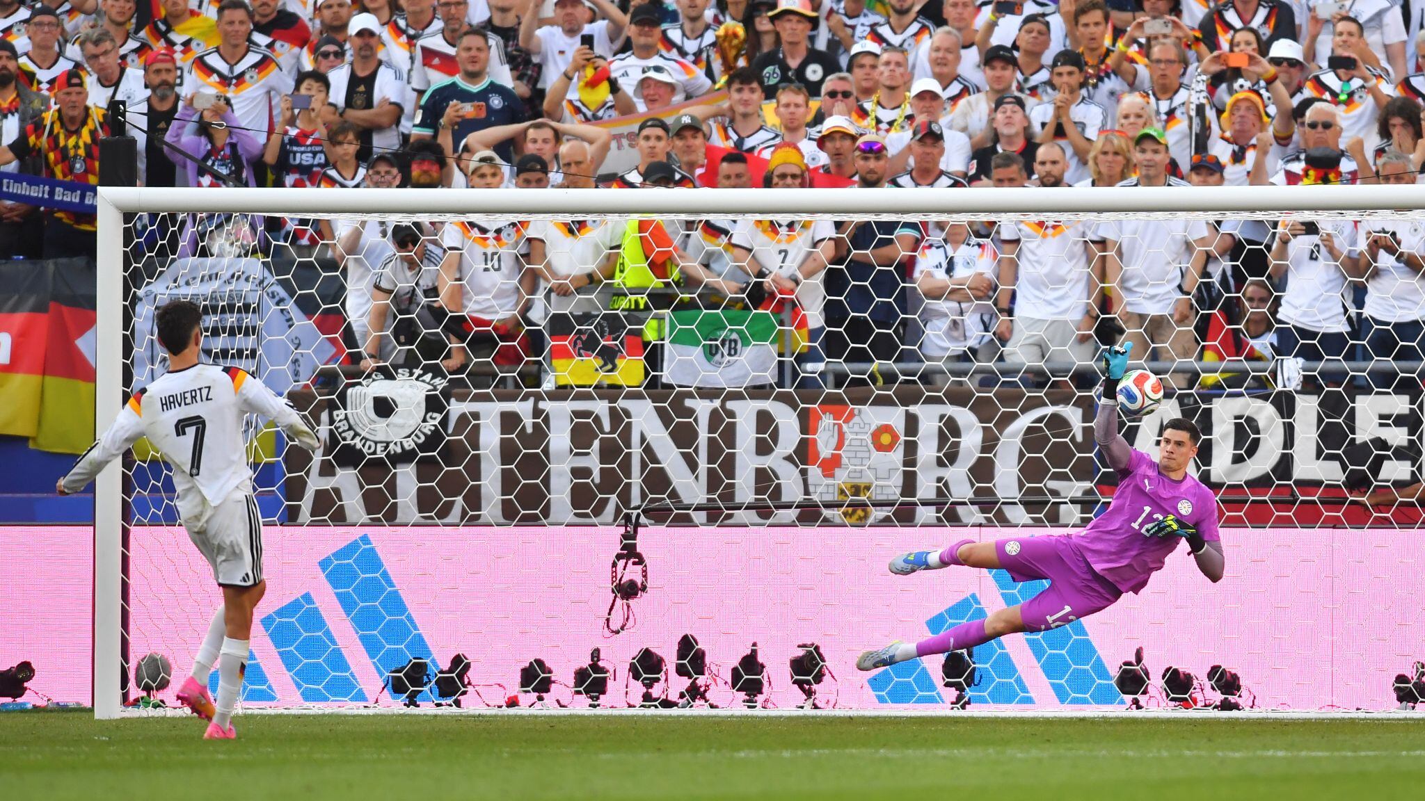 Il portiere eroe che ha eliminato la Germania senza stipendio da 6 mesi