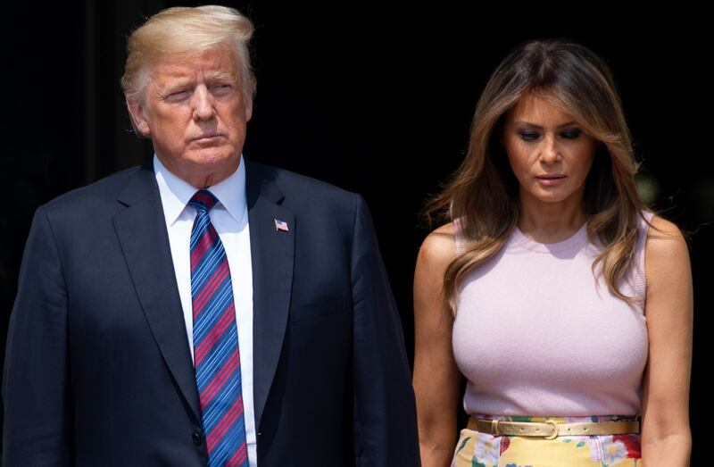 Melania Trump nell'orto con i tacchi: foto 3