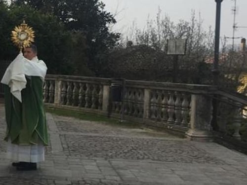 Col virus la fede non si ferma. "L'andate in pace" nel silenzio