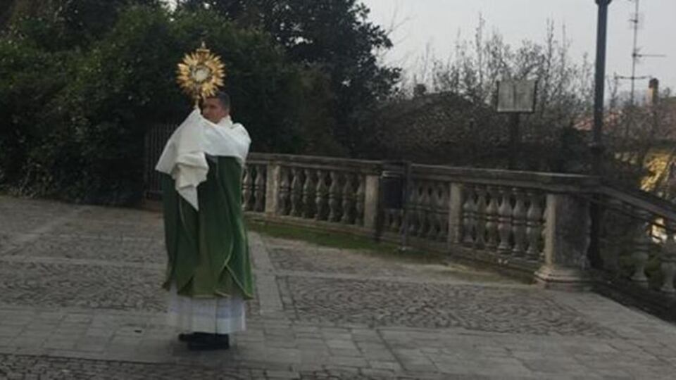 Col virus la fede non si ferma. "L'andate in pace" nel silenzio