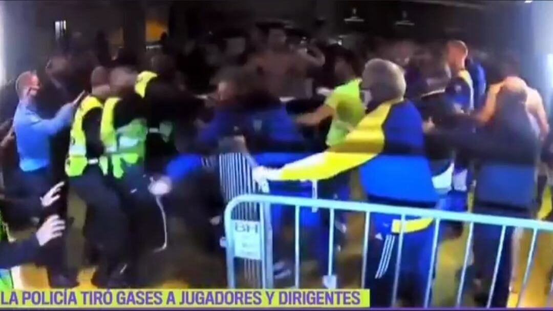 Botte e lanci di oggetti. Follia nello spogliatoio del Boca Juniors