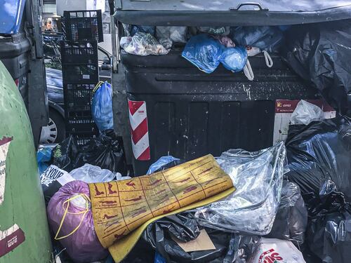 Roma, esame di maturità al via tra cumuli di rifiuti