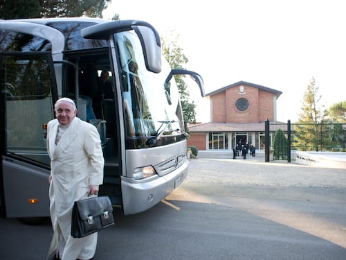 Bergoglio accusa i romani: "Sui bus disprezzano gli zingari"