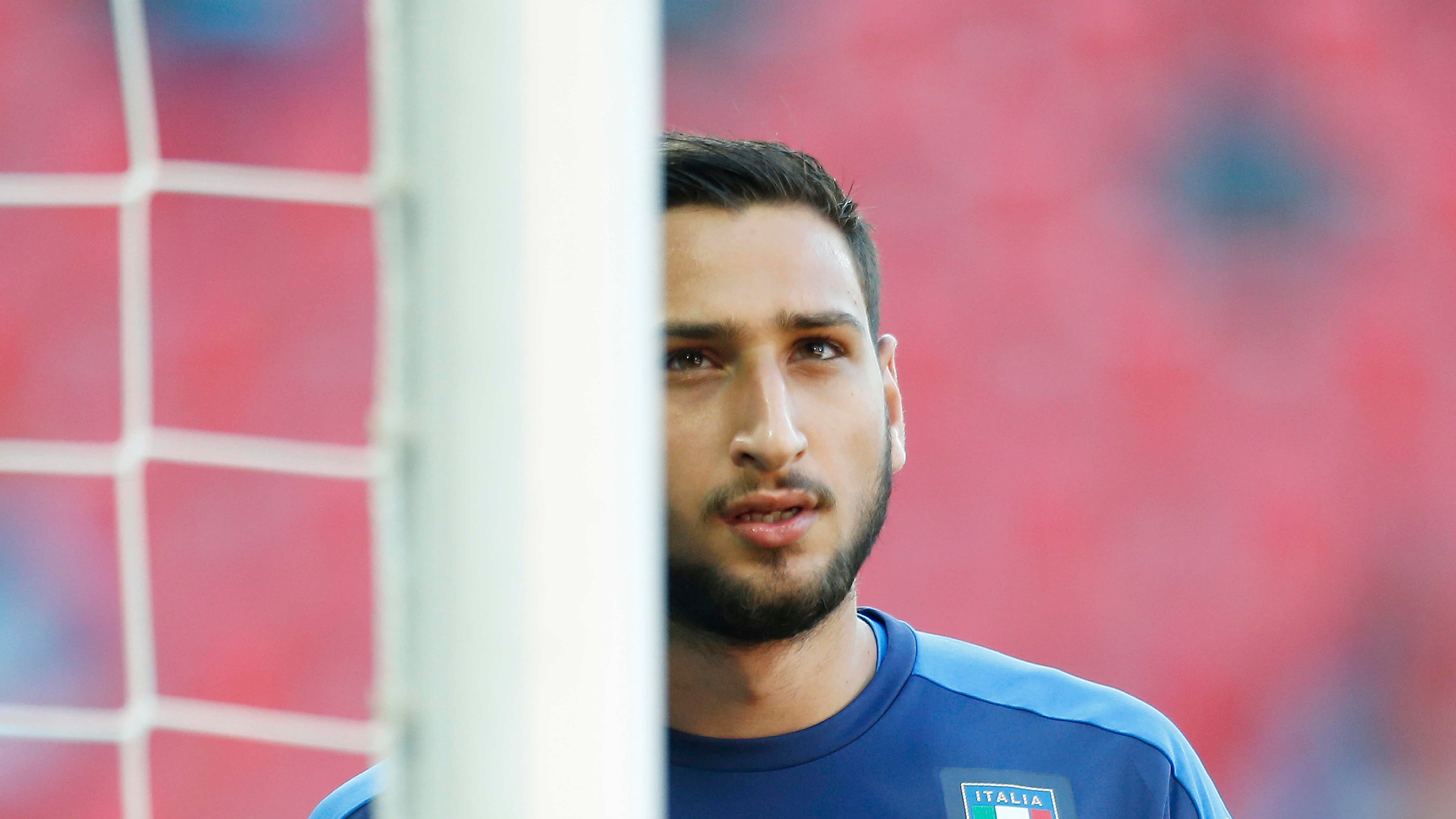 Il pezzo di carta non gli serve a fare il portiere