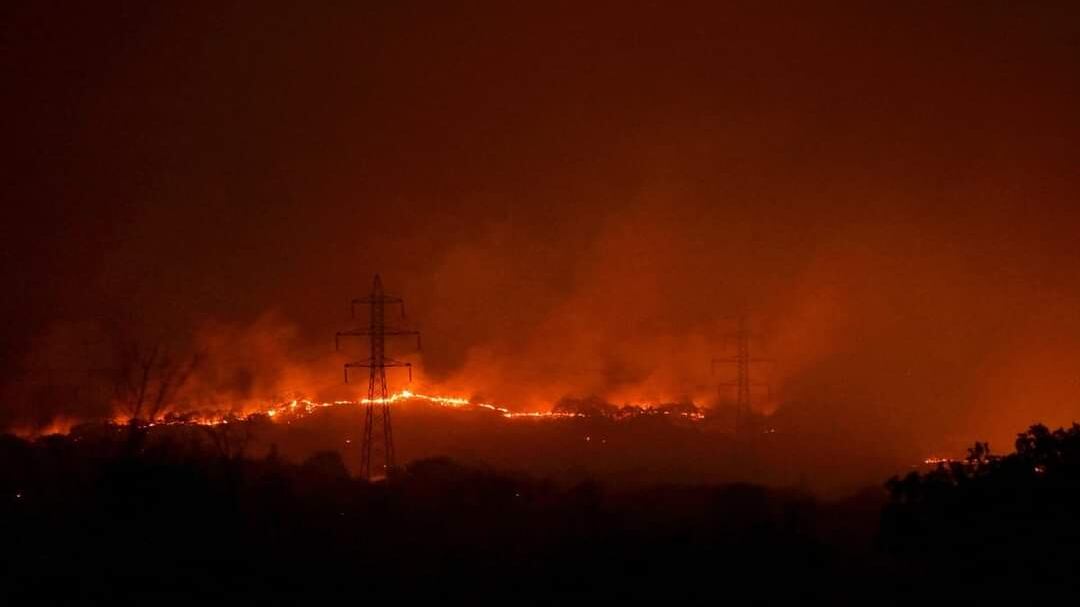 Grecia, maxi incendio ad Atene: migliaia di persone evacuate