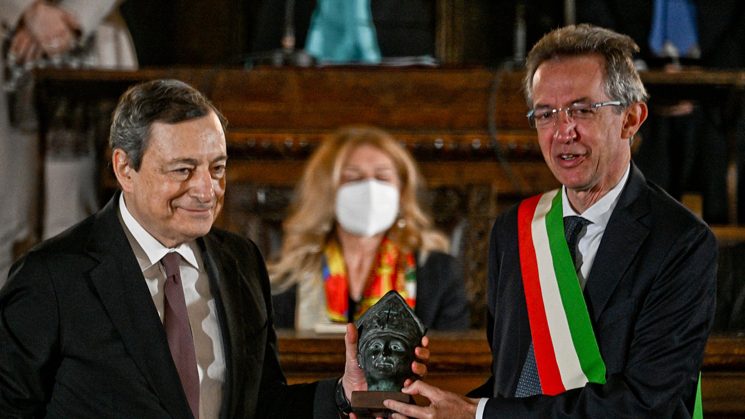 Draghi, promesse (e soldi) per Napoli
