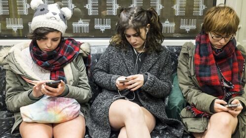 In metro senza pantaloni. È il No Pants Subway Ride 8