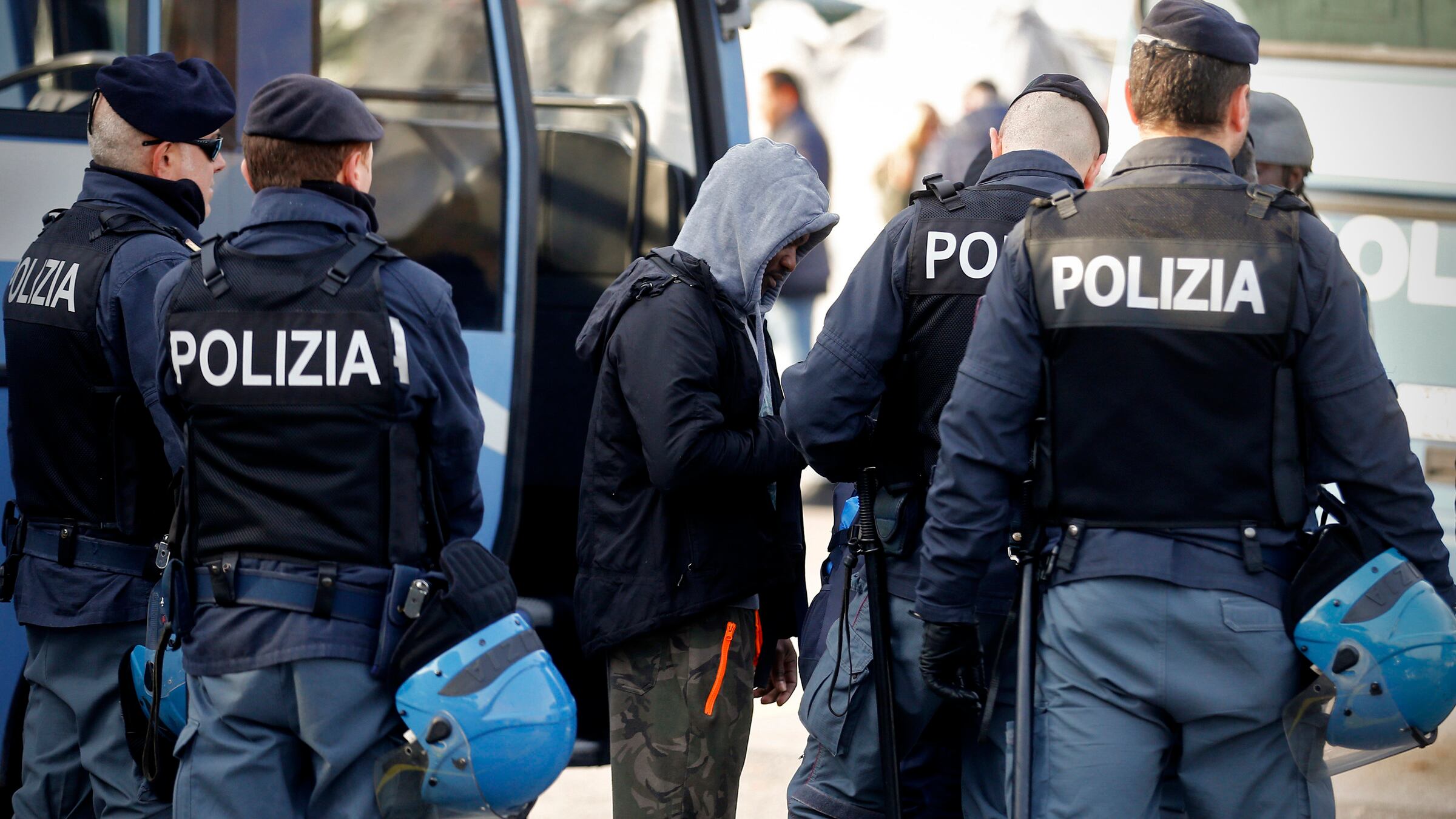 "Dalla parte giusta". Un libro celebra gli "eroi sconosciuti" delle Forze di Polizia