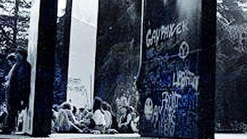 Anche fotomontaggi contro il teatro Burri