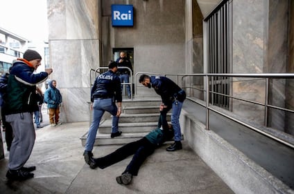 Ecologisti tirano vernice contro sede Rai  4