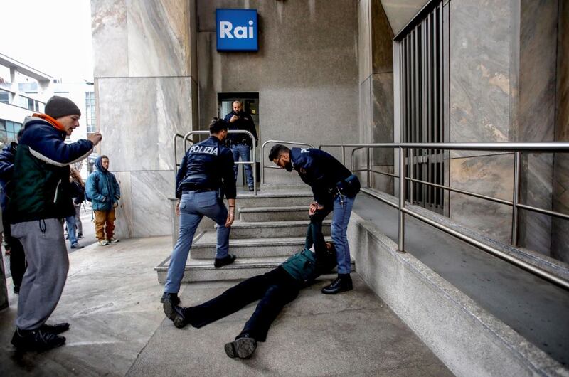 Ecologisti tirano vernice contro sede Rai 4