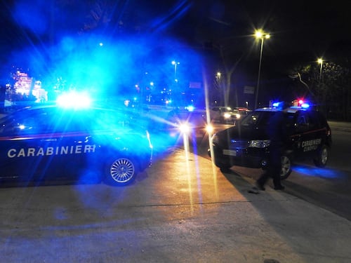 Sanpietrini divelti, bottiglie di vetro e spray urticante, maxi rissa tra nordafricani a Roma: tre arresti