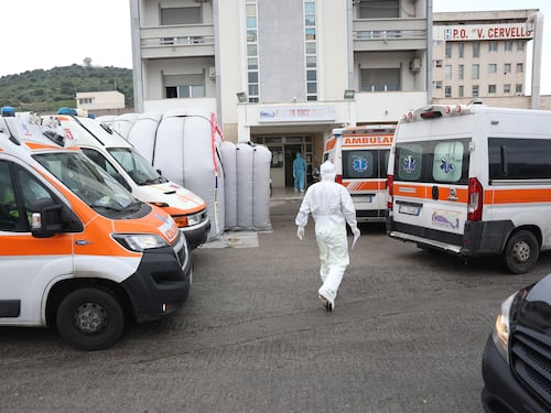 Contagi da record: superati i 220mila. Ora tutta l'Italia va verso l'arancione