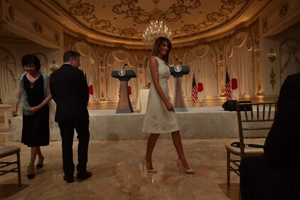 Melania Trump, fascino bianco col premier giapponese 14