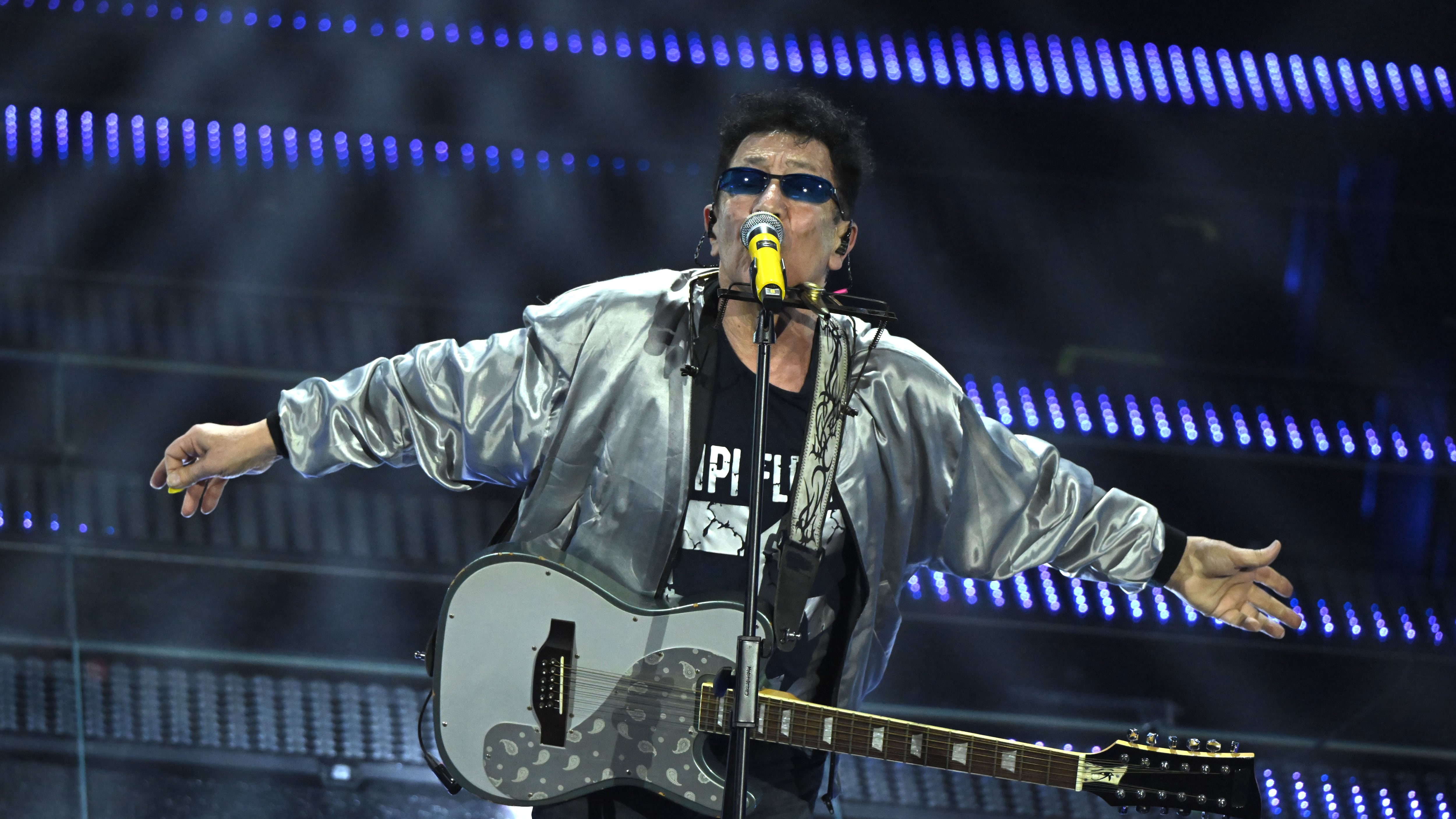 Edoardo Bennato costretto a fermarsi: cancellate alcune tappe del tour per motivi di salute