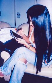 Kim Kardashian hot: bionda e scollata su Twitter 5