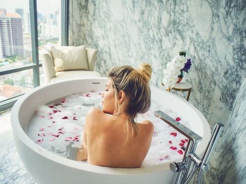 Wanda Nara e lo scatto hot nella vasca da bagno: follower in delirio