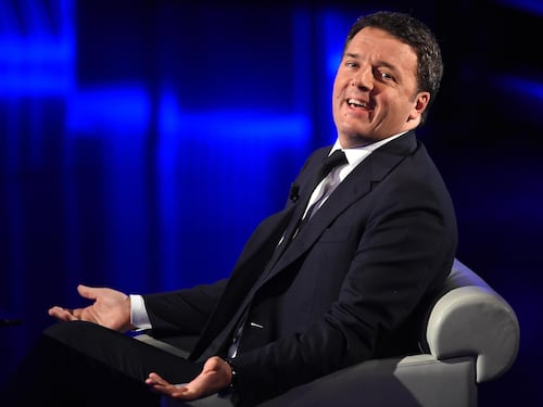 Renzi apre il "Firma Day", ma la minoranza non è con lui