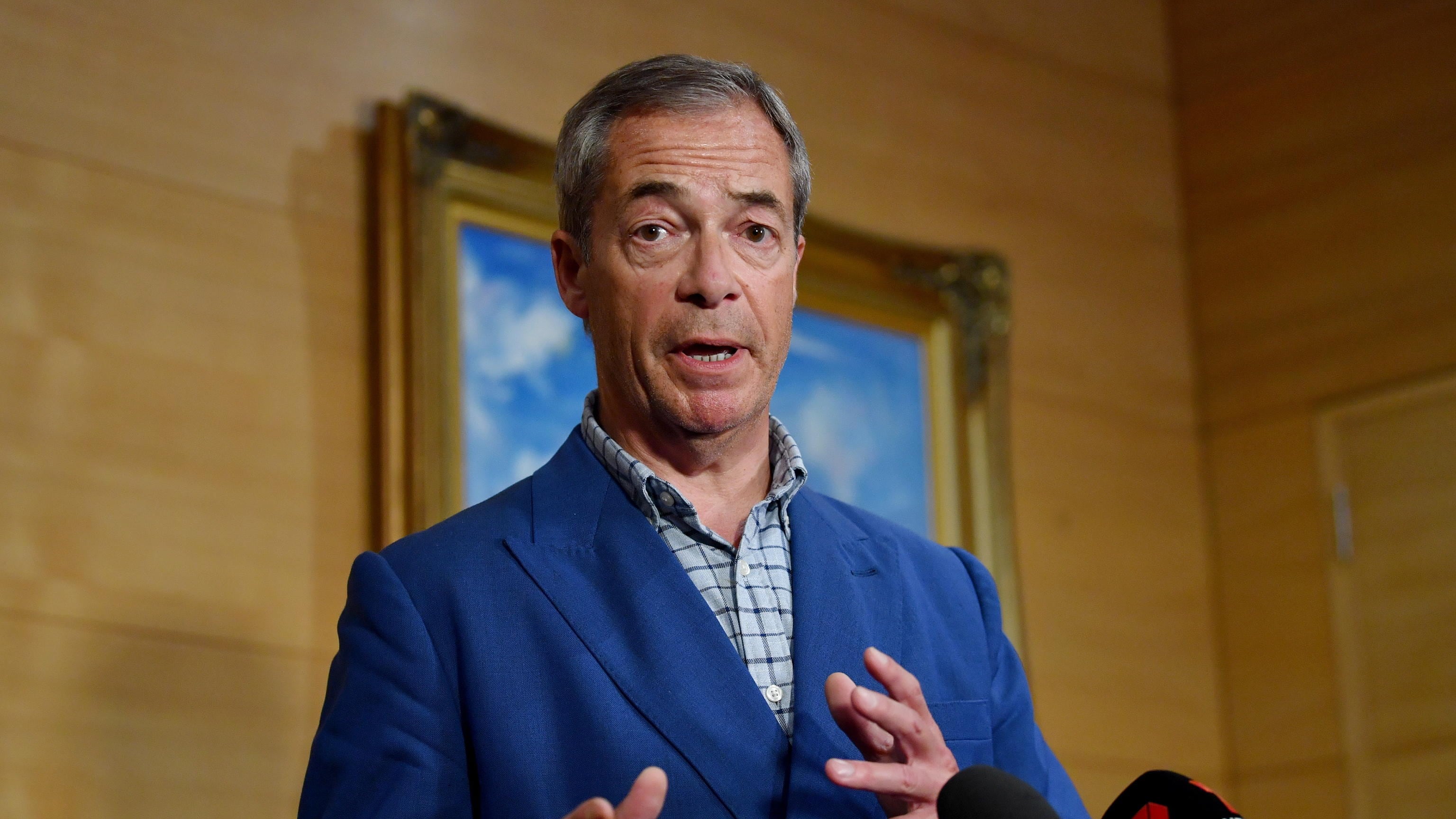 Valanga Farage sul voto oltre destra e sinistra. "È l’inizio, arriviamo"