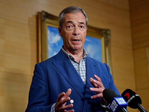 Valanga Farage sul voto oltre destra e sinistra. "È l’inizio, arriviamo"