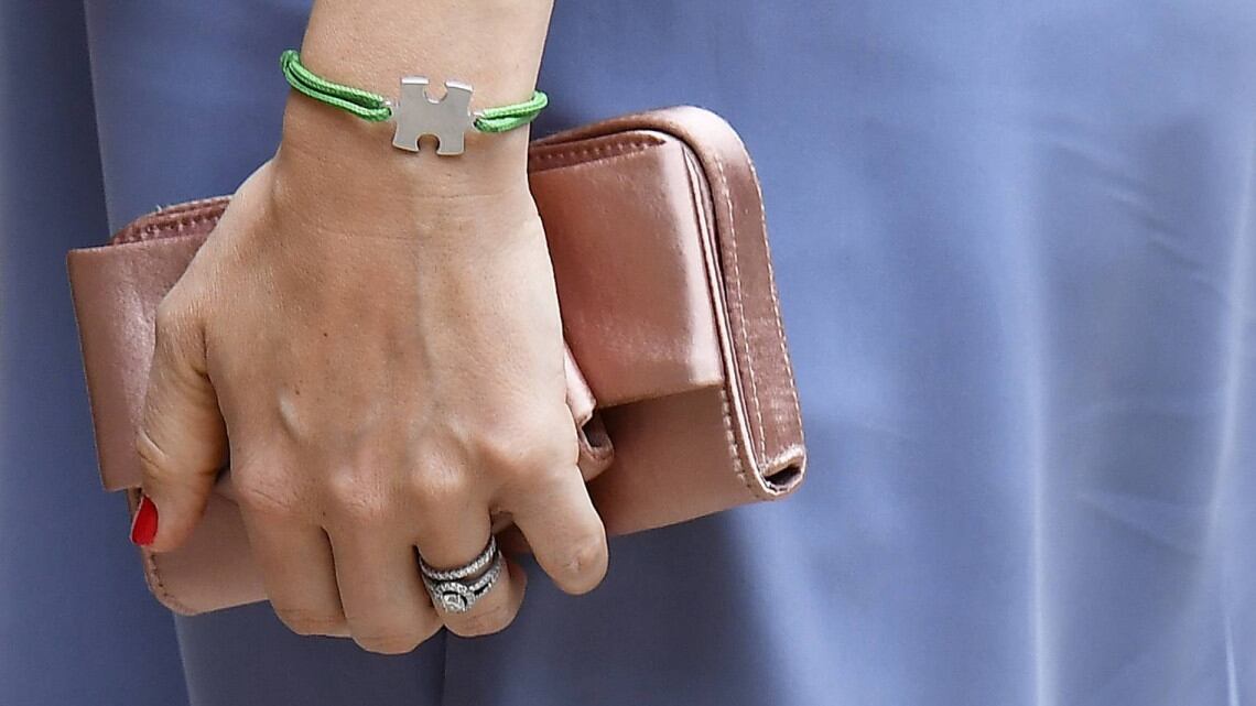 Bambina di 12 anni insegue e blocca il borseggiatore della nonna