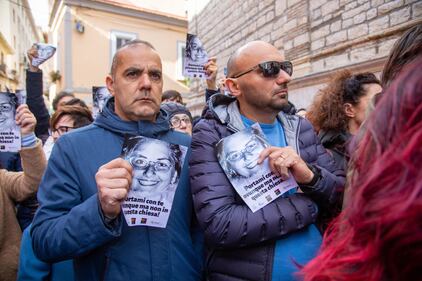 La folla all'esterno della chiesa in cui fu rinvenuto il corpo di Elisa Claps 10