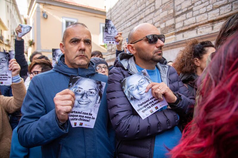 La folla all'esterno della chiesa in cui fu rinvenuto il corpo di Elisa Claps 10