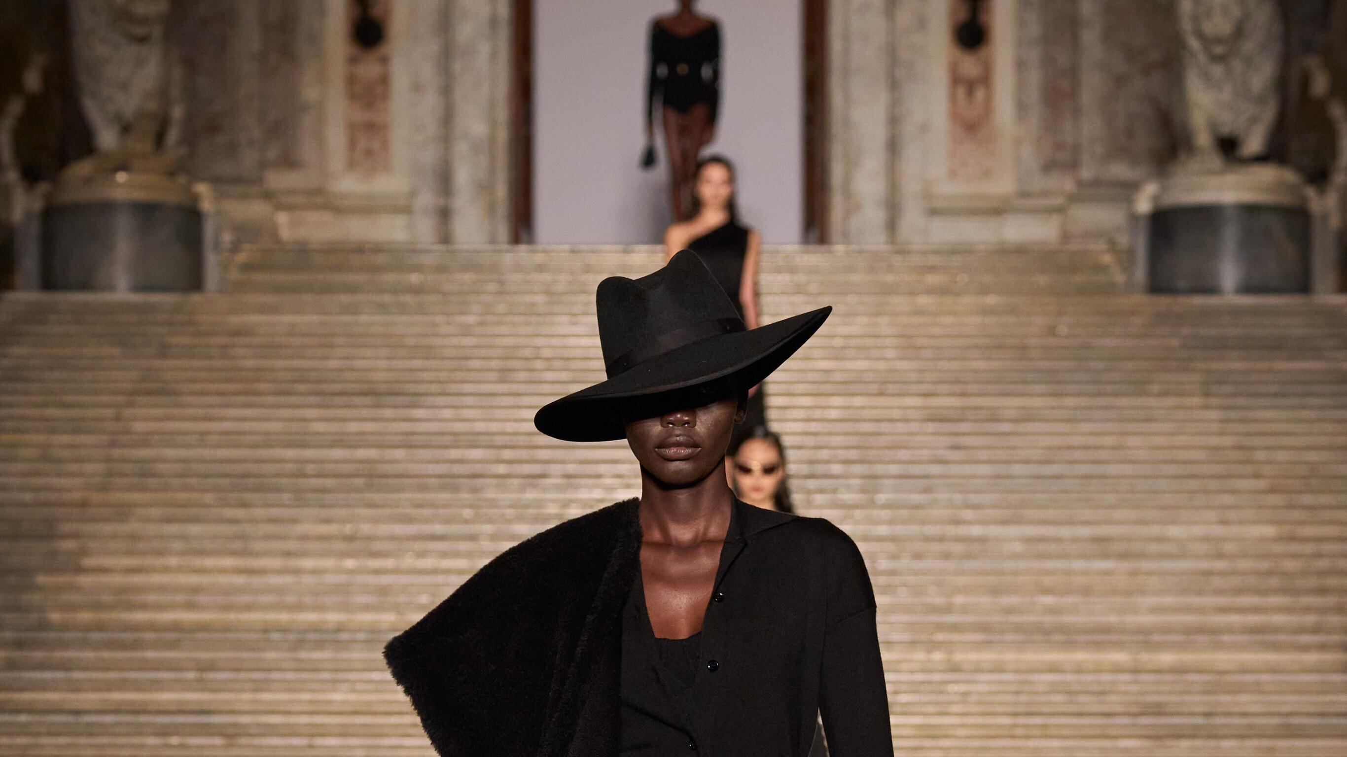Passione partenopea e ospiti da Oscar. Con Max Mara sfila la Venere vesuviana