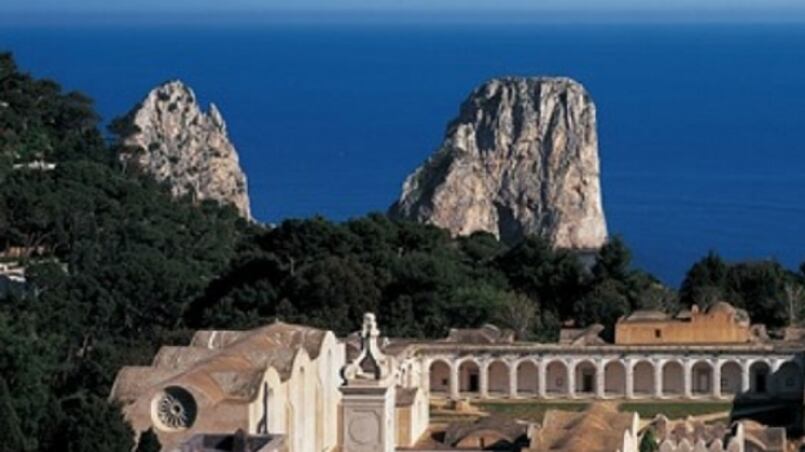 Fa pipì per strada a Capri, maxi multa a turista