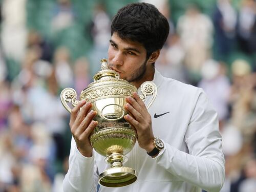 Wimbledon, Alcaraz trionfa al 5 set contro Djokovic: le immagini più belle della premiazione