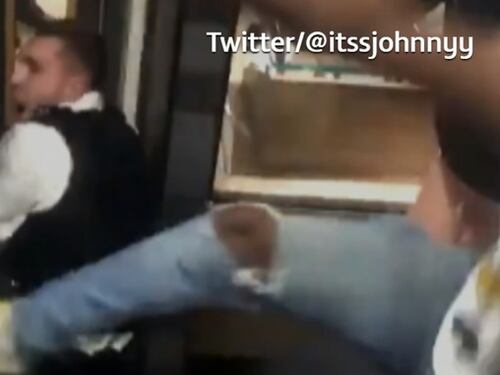 Londra, poliziotto preso a calci in un fast food. Video choc diventa virale