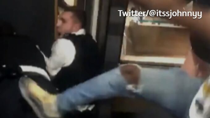 Londra, poliziotto preso a calci in un fast food. Video choc diventa virale