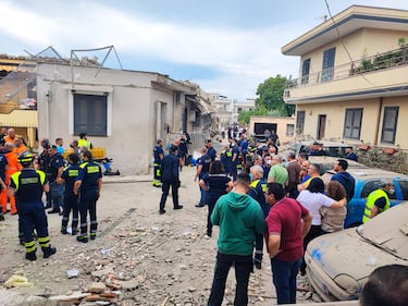Saviano, si scava nelle macerie: i soccorsi per il crollo della palazzina 4
