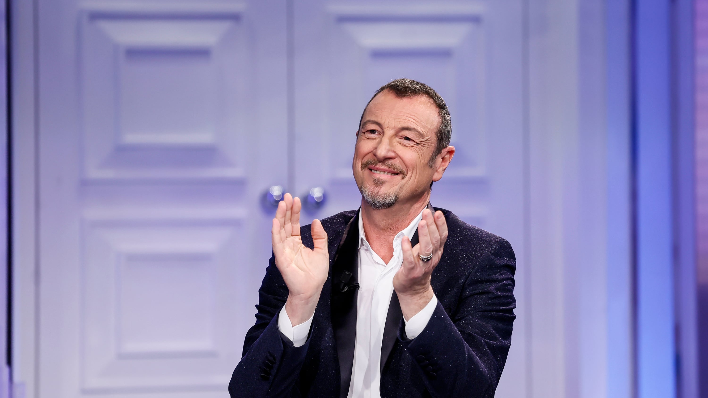 L'ultima fake: Amadeus lascia la Rai per le "pressioni politiche"