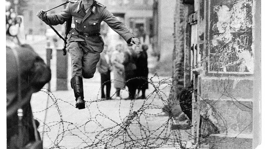 Bombardare a tappeto a colpi di libri il blocco sovietico