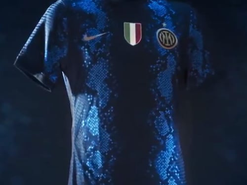 L'Inter presenta la nuova maglia, ma è rivolta: "Una c... pazzesca"