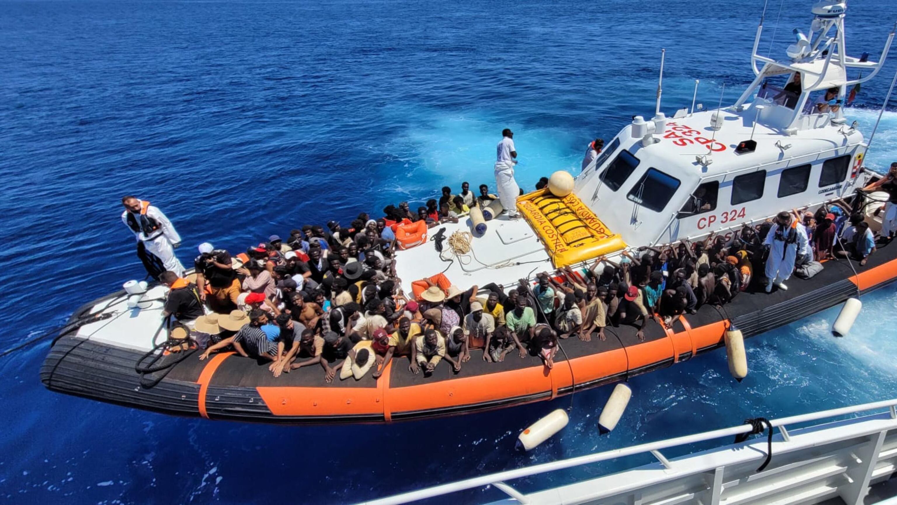Migranti, altri 41 morti in un naufragio: l'intervento italiano al largo della Libia