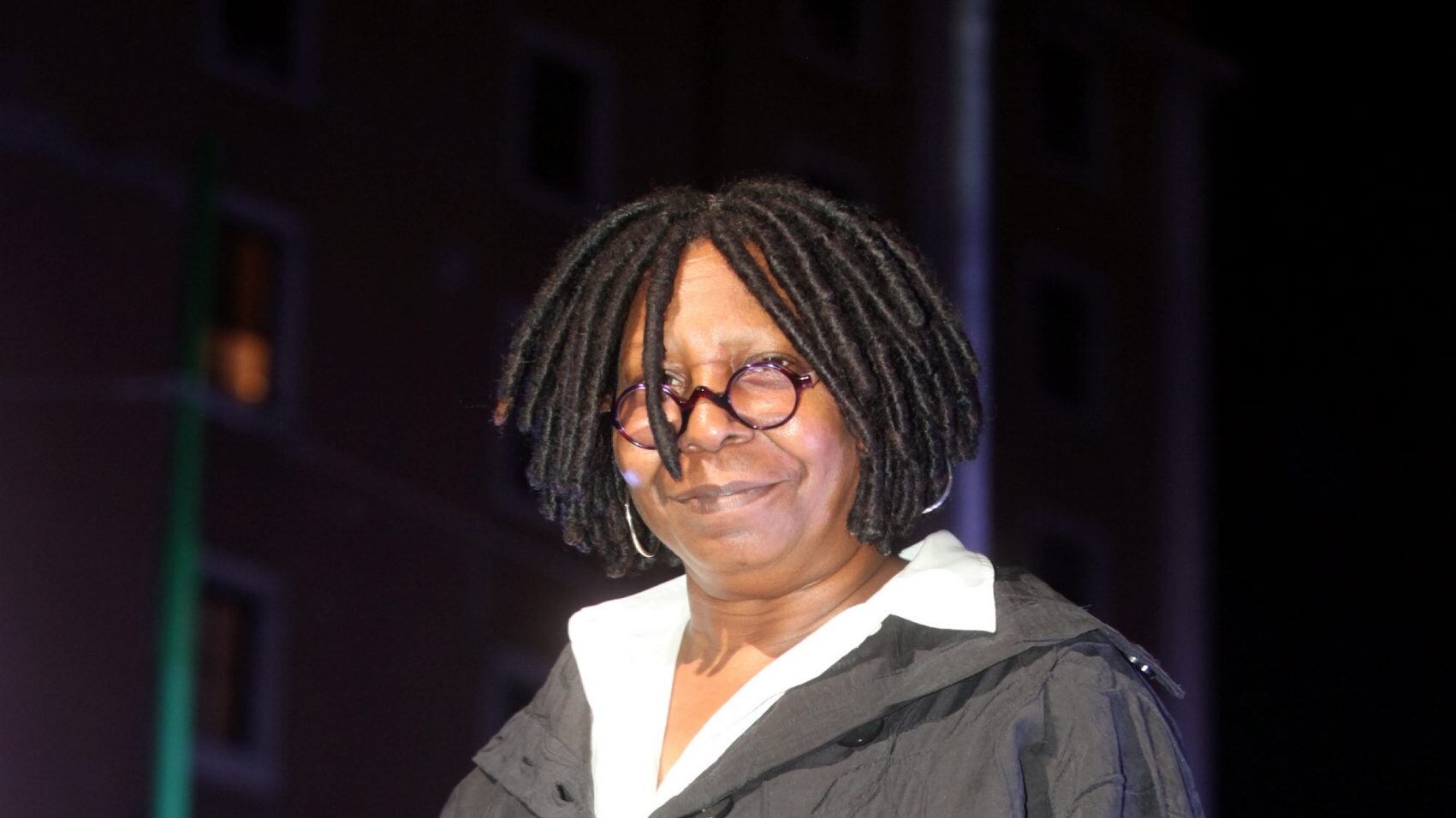 Whoopi, bufera sull'Olocausto