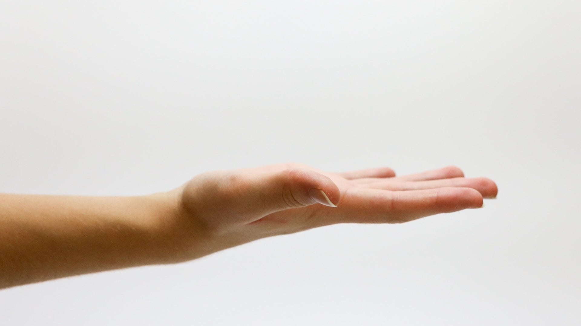 Mani fredde: attenzione al fenomeno di Raynaud