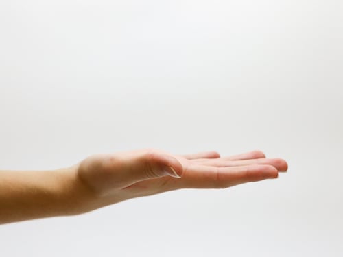Mani fredde: attenzione al fenomeno di Raynaud