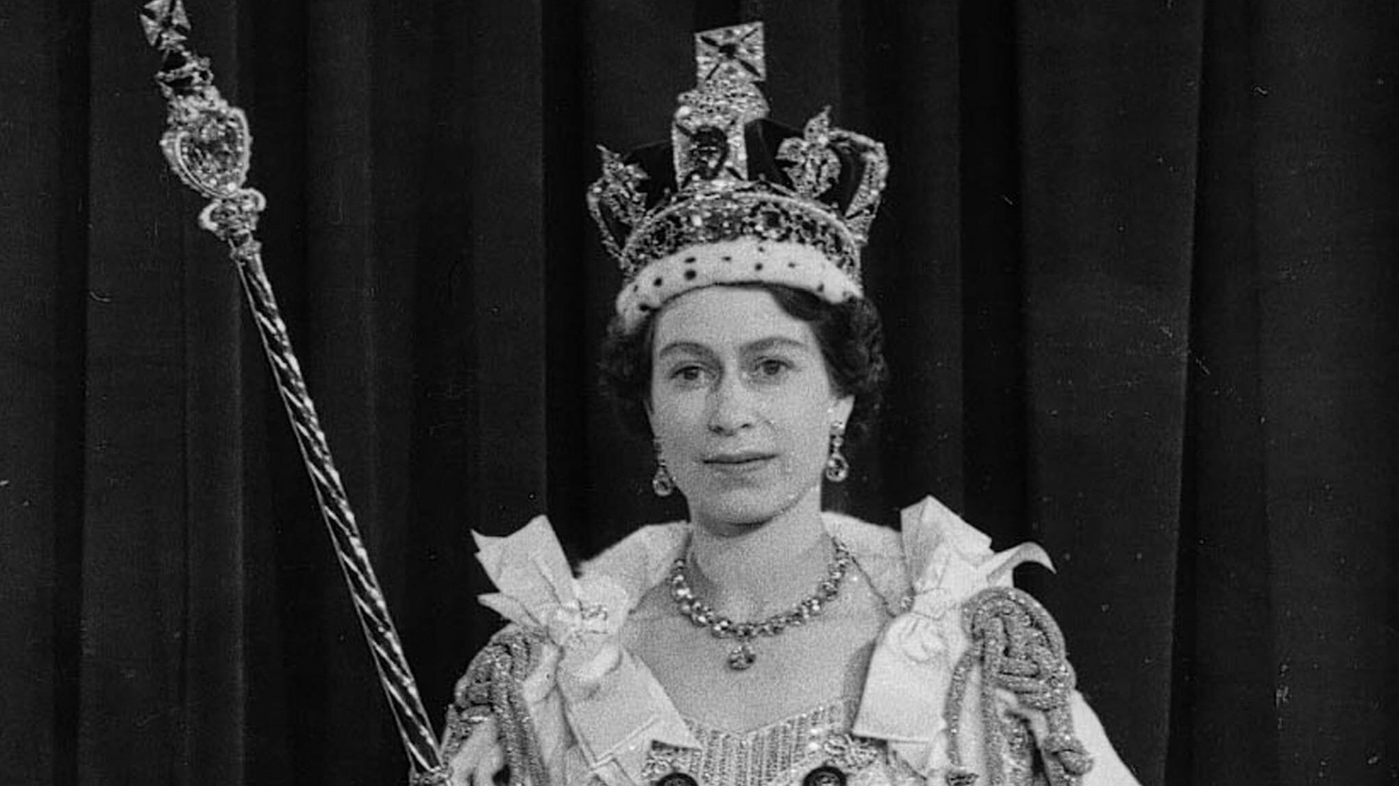 Via il ritratto da Oxford e lite sulla nipote. Non c'è pace per la regina Elisabetta