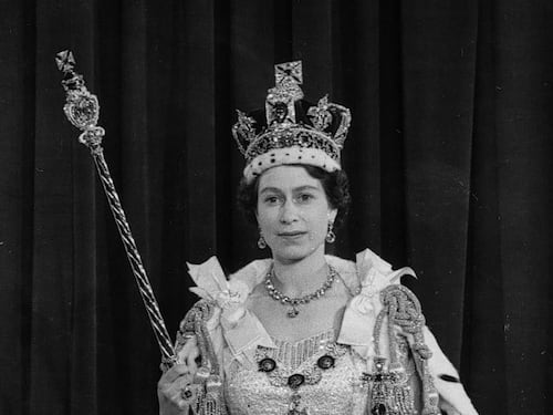 Via il ritratto da Oxford e lite sulla nipote. Non c'è pace per la regina Elisabetta