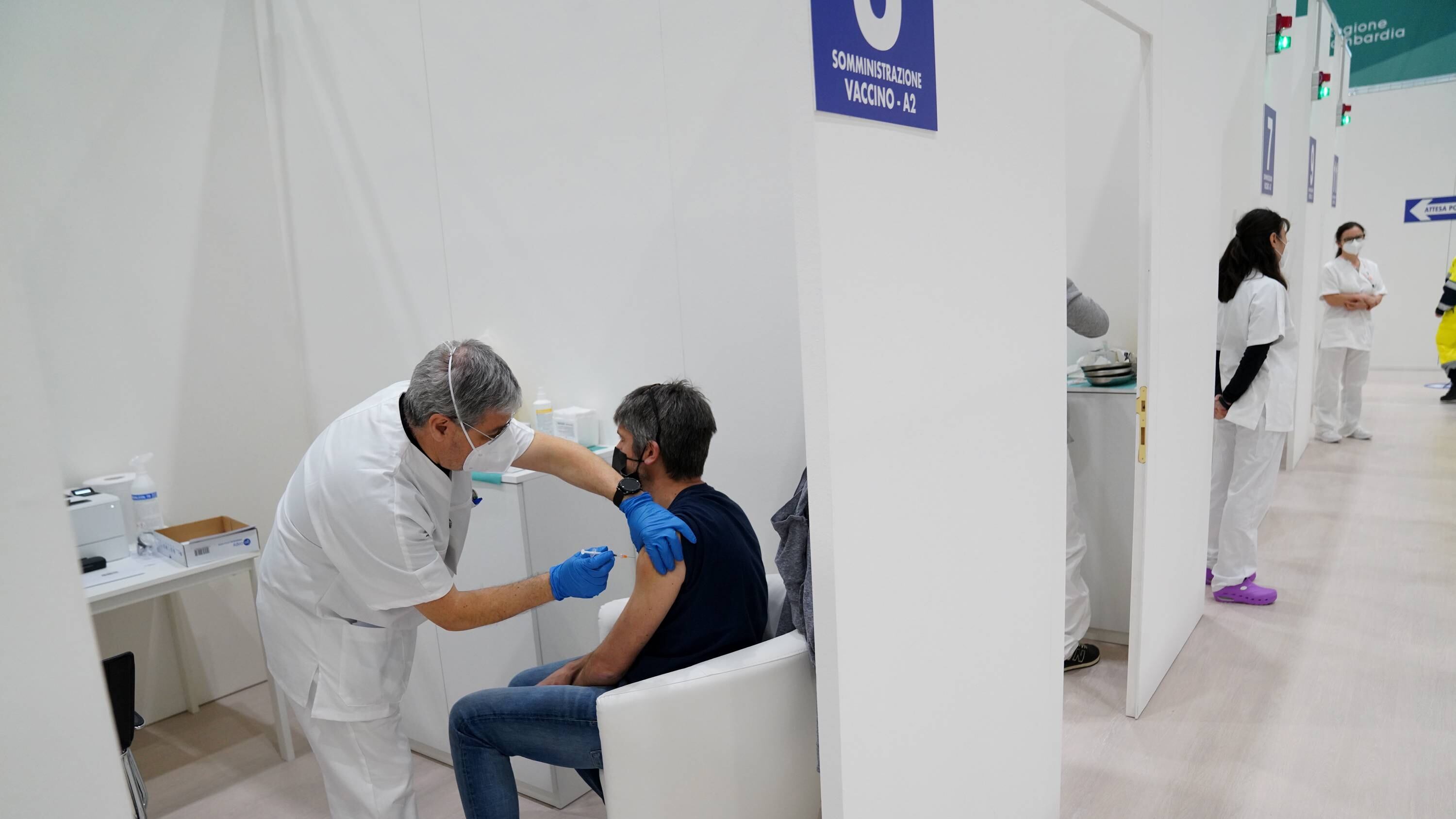 Vaccini, ora tocca ai cinquantenni. Riparte campagna per gli insegnanti