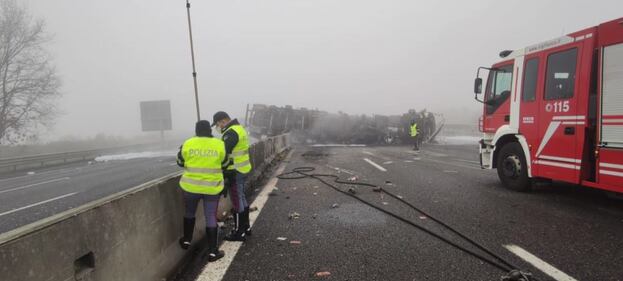 Lodi, cisterna in fiamme sulla A1 8