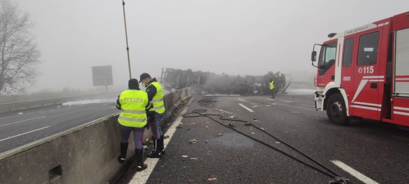 Lodi, cisterna in fiamme sulla A1 8