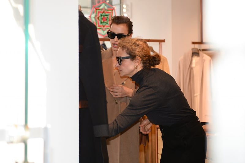 Milano Fashion Week 2019: Irina Shayk fa shopping nelle boutique di Milano 6