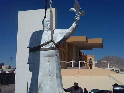 La statua del Papa alla frontiera dove sarà costruito il muro di Trump