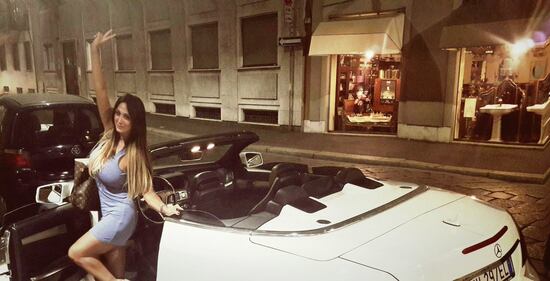 Marika Fruscio, l'abito bondage fa impazzire i social 24