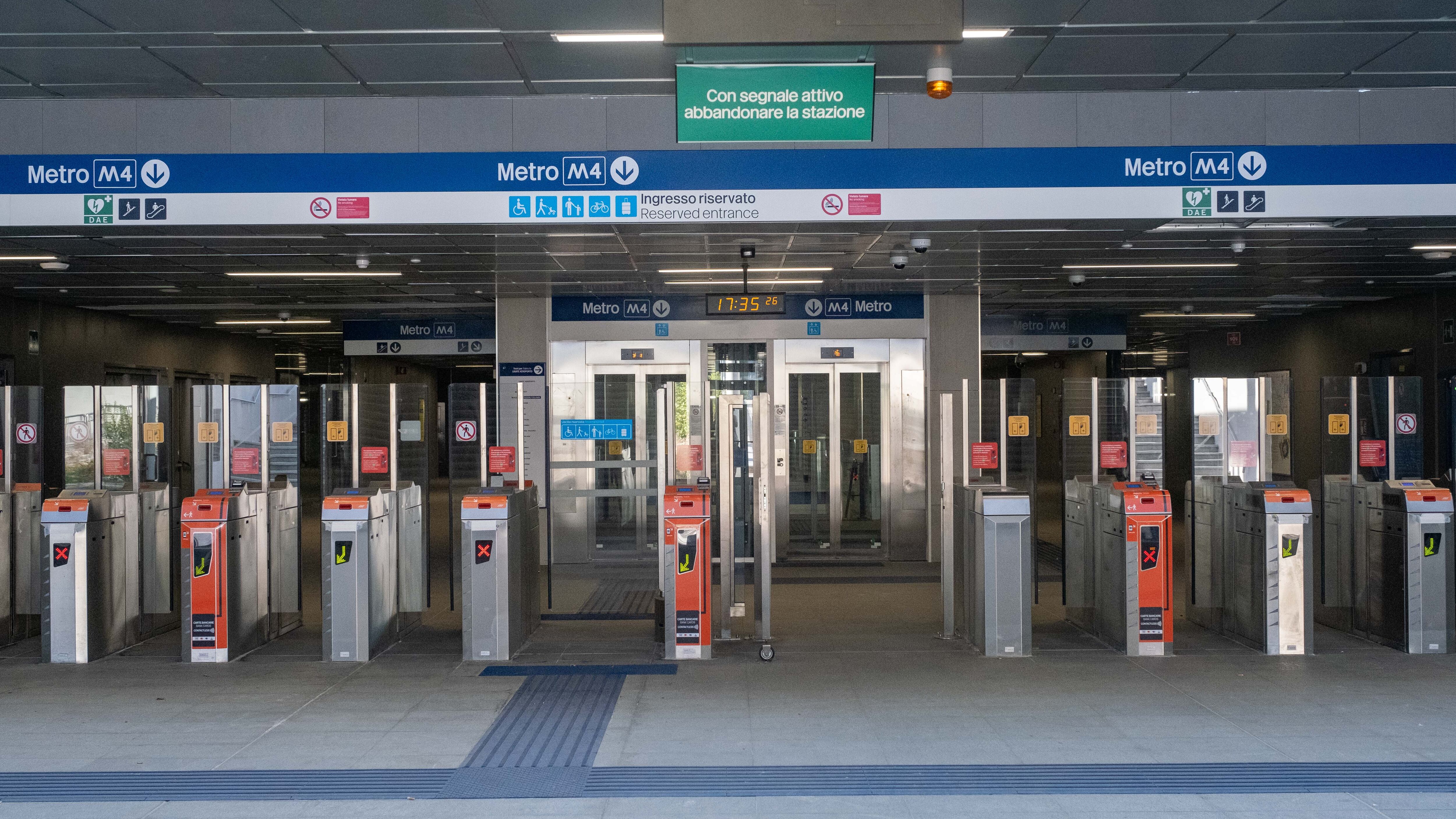 Bloccano l'ascensore della metro per far sesso: denunciati due stranieri