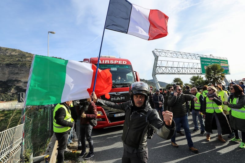 I gilet gialli bloccano l'autostrada al confine con l'Italia 1